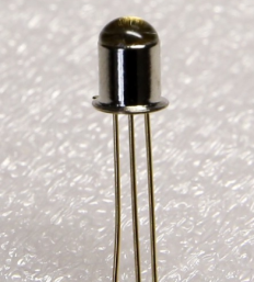 硅光敏三極管(基極引出) 硅光敏三極管(基極引出)